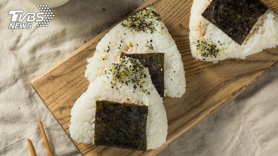 宋男吃飯糰噎到。（示意圖，非當事飯糰／（Shutterstock達志影像）