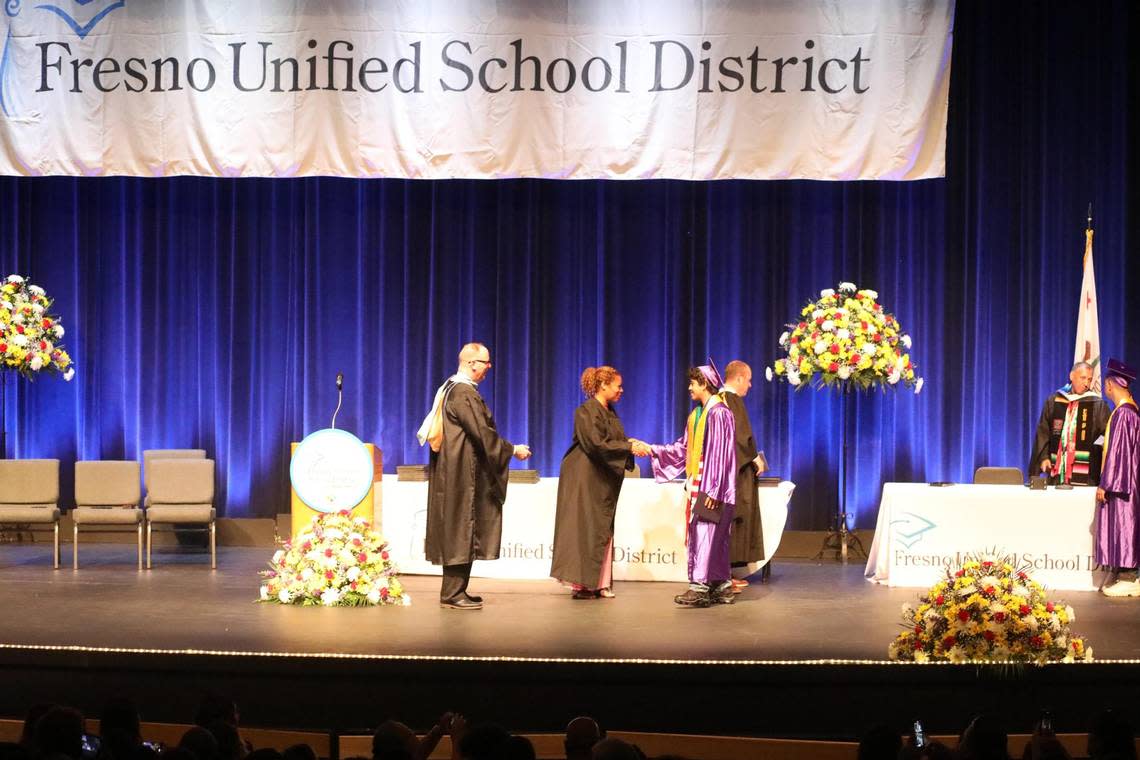 One of the students who took park of the Fresno Unified School District’s summer commencement ceremony at the Roosevelt High School’s Audra McDonald Theater Friday morning. María G. Ortiz-Briones/mortizbriones@vidaenelvalle.com