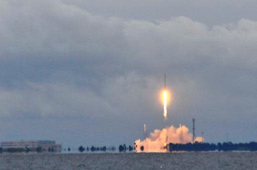 El cohete Falcon 9 de la empresa privada Space X despega con la cápsula no tripulada Dragon rumbo a la Estación Espacial Internacional, el 18 de abril de 2014, desde Cabo Cañaveral, Florida, en el sureste de EEUU (AFP | Bruce Weaver)