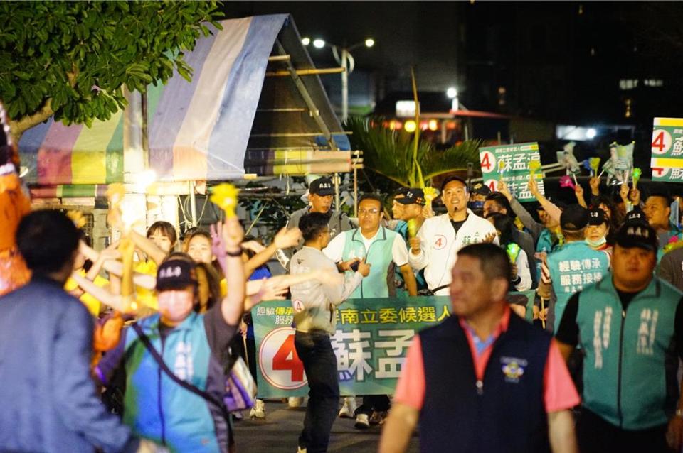 選前之夜，屏東立委二選區（屏南）競爭最激烈的2位候選人，民進黨籍徐富癸、無黨籍蘇孟淳前後在東港街頭徒步遊行拜票。（謝佳潾攝）