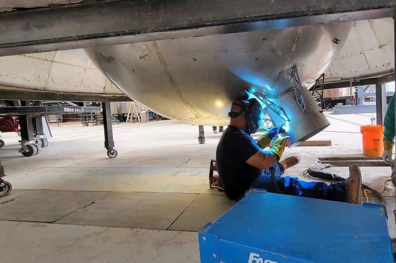 El trabajador de SpaceX, Travis Carson, es fotografiado soldando en la sede de SpaceX en Brownsville, Texas