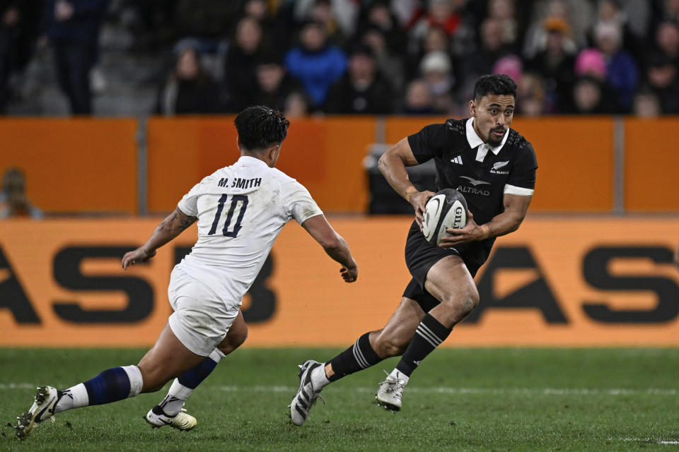 England's Marcus Smith, left, looks to tackle New Zealand's Stephen Perofeta during their rugby union test match in Dunedin, New Zealand, Saturday July 6, 2024. (Andrew Cornaga/Photosport via AP)