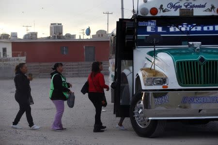 Workers of a foreign assembly plant board a bus at the housing project of Riveras del Bravo in Ciudad Juarez, Mexico November 21, 2016. Picture taken November 21, 2016. REUTERS/Jose Luis Gonzalez