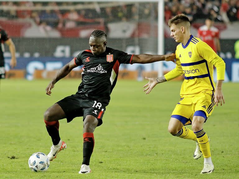 Edwin Cetré y Kevin Zenón, en el último Estudiantes vs Boca jugado en La Plata, el 12-04-2024; el Pincha se impuso 1-0 con gol de Javier Correa.