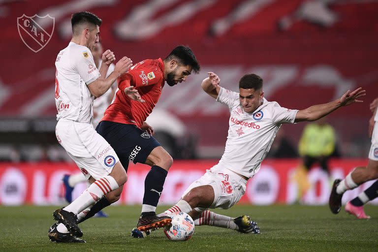 Silvio Romero intenta, pero no progresará; Independiente y Argentinos Juniors empataron sin goles por el Torneo 2021 de Primera.