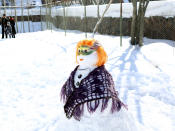 Ein weiteres Highlight beim Schneemänner-Contest im Iran ist dieses Exemplar. Hingucker ist ganz klar die knallig orangefarbene Perücke. Für das Geheimnisvolle sorgt die Maske. (Bild-Copyright: abaca press/ddp Images)