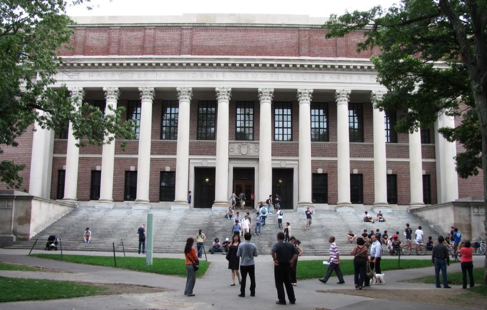 <p>1. Elige las clases que te interesan. Así no sentirás que estudiar es como un trabajo para esclavos. <br>2. Haz algunos amigos. (Foto: Universidad de Harvard / Wikimedia Commons). </p>