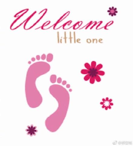 牽手照後還有一張卡片，上面寫著「Welcome, Little One」。（翻攝微博）