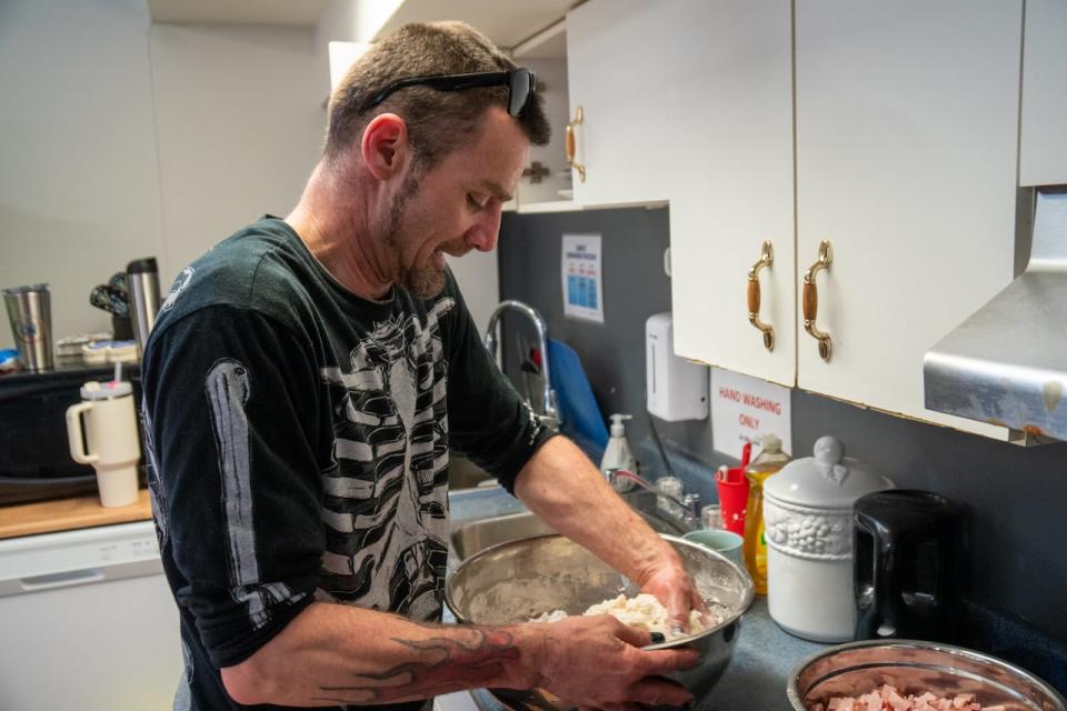 Gary Hooper prepares bannock and soup for lunch at People Advocating for Change Through Empowerment (PACE) in Thunder Bay, Ont. He says giving back at the drop-in centre helps keep him focused on his recovery from addiction.
