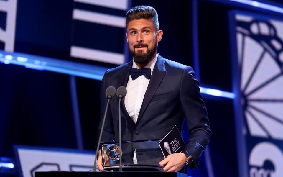 Olivier Giroud collected his Puskas Award from Diego Forlan - FIFA