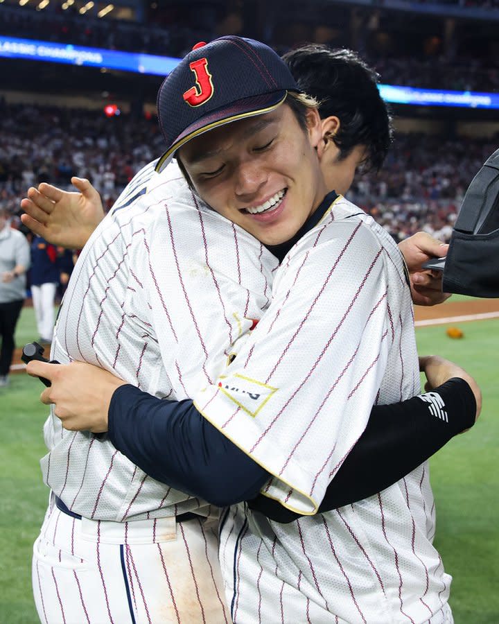 經典賽時大谷翔平與山本由伸笑著相擁。（圖／翻攝自MLB X）