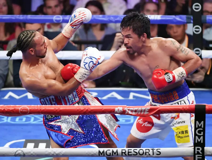 Manny Pacquiao (r.) hat sich zum ältesten Weltergewichts-Weltmeister der Geschichte gekrönt. "Pac Man" gewann in der Nacht auf Sonntag gegen WBA-Superchampion Keith Thurman und darf sich mit 40 Jahren nochmal einen Weltmeister-Titel überschnallen