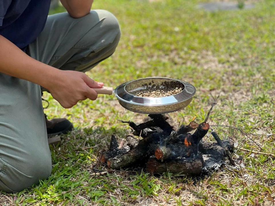 手網烘烤咖啡豆體驗。   圖：南方島嶼/提供