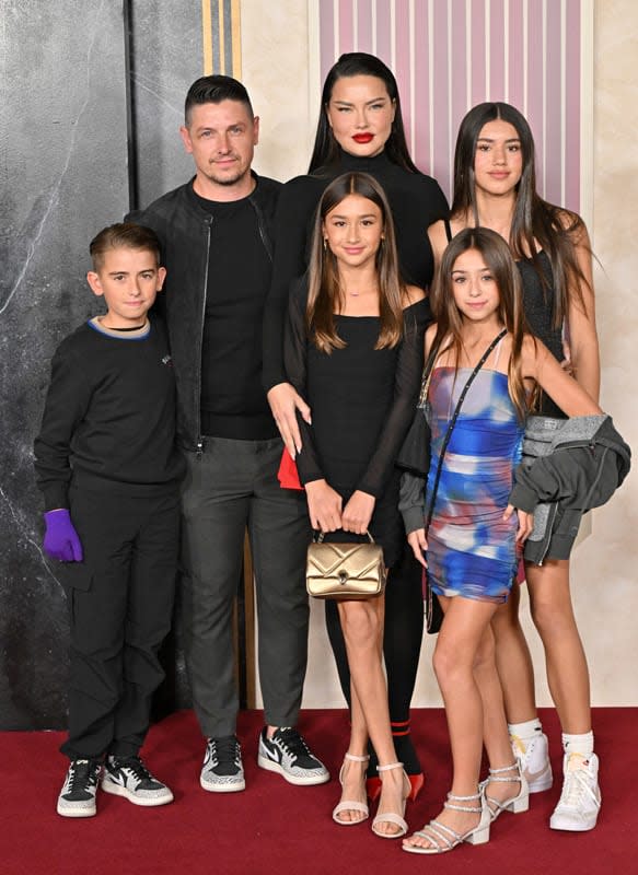 Adriana Lima junto a su modern Family