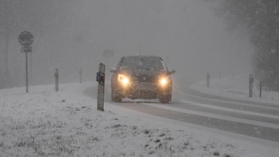 Bei Glätte verlängert sich selbst mit Winterreifen der Bremsweg erheblich und das Auto gerät bei abrupten Manövern schneller ins Schleudern. Foto: Carsten Rehder