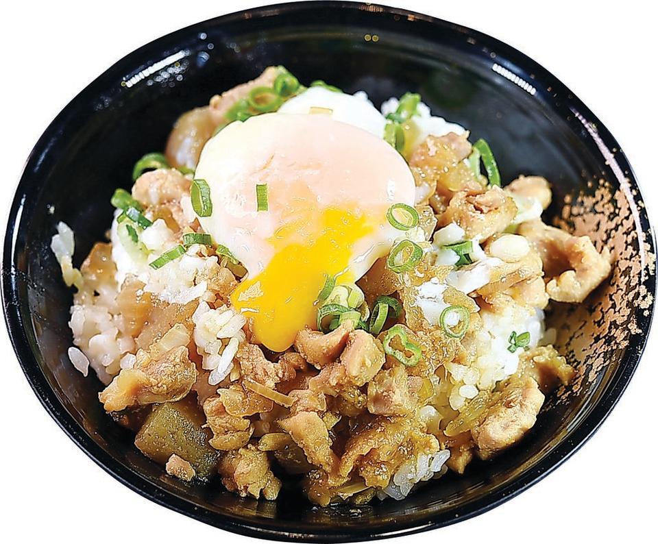 〈日式味噌雞滷丼〉每份25元，加溫泉蛋則為55元。圖／姚舜