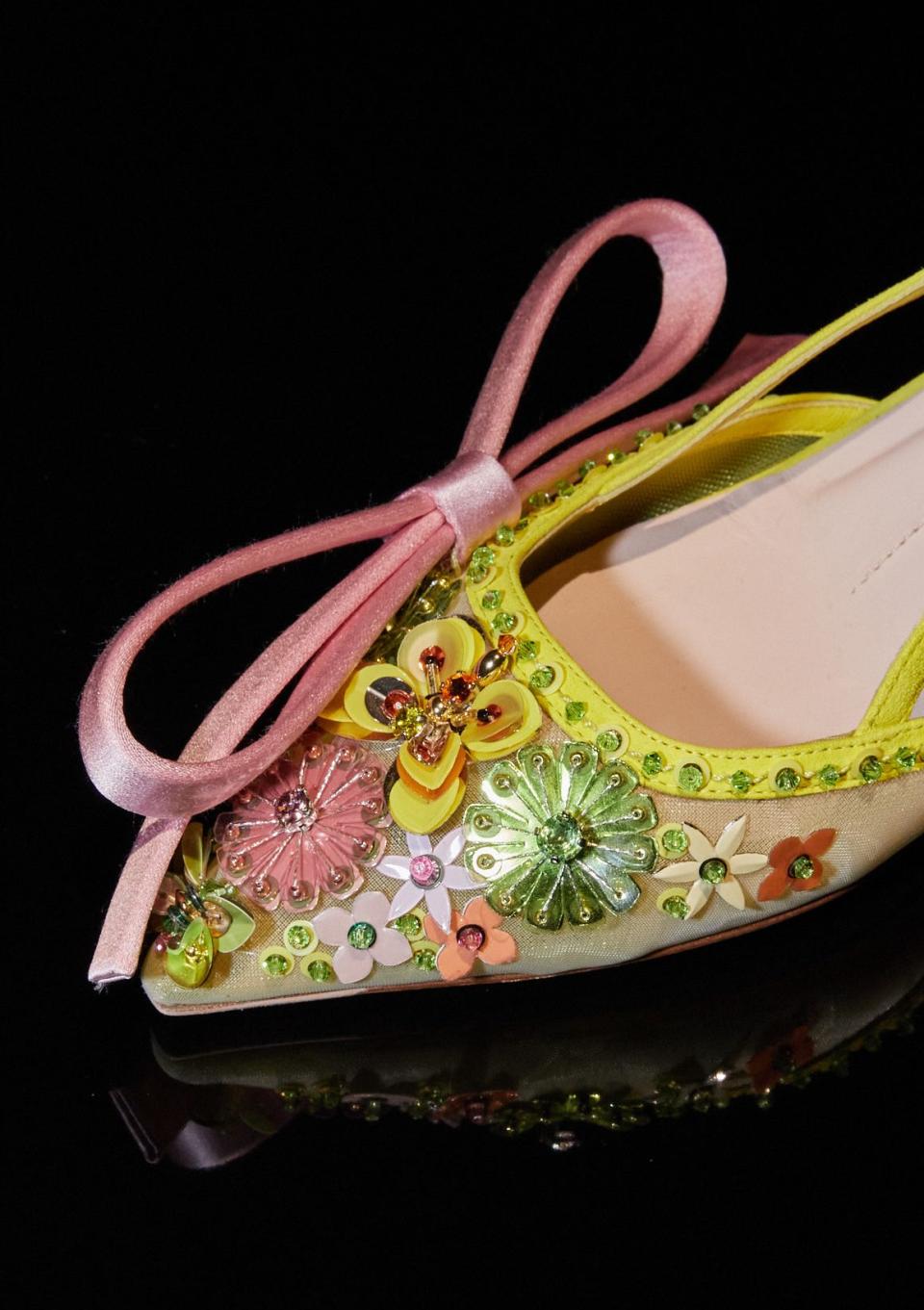 A detail of the Virgule Flowers Bow sling-back style.