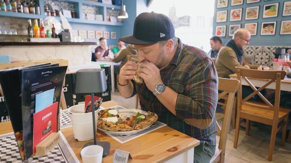 Mahlzeit: In der Pizzeria von Gaspare in Fürth lässt sich Sebastian Lege auf seine Lieblingsbeschäftigung ein - das Mampfen. (Bild: RTL)