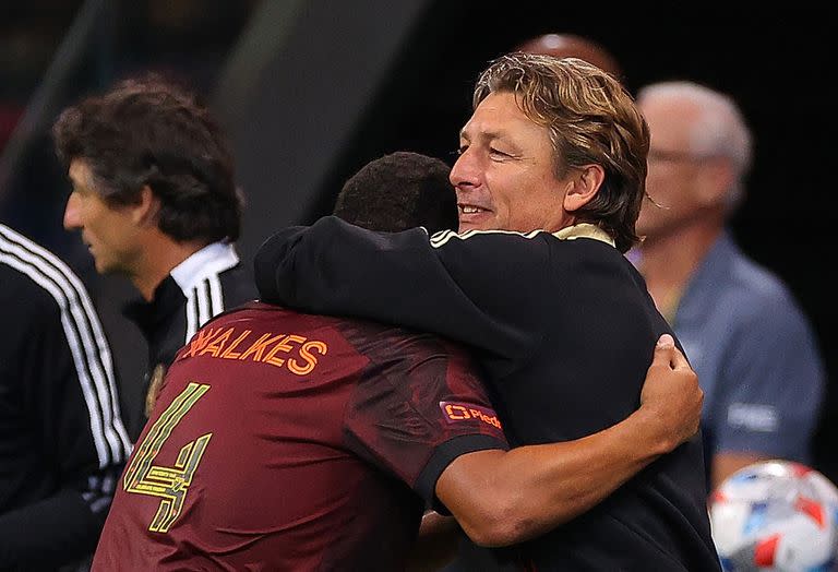 Gabriel Heinze abraza a Anton Walkes; la química entre el entrenador argentino y los futbolistas no duró demasiado