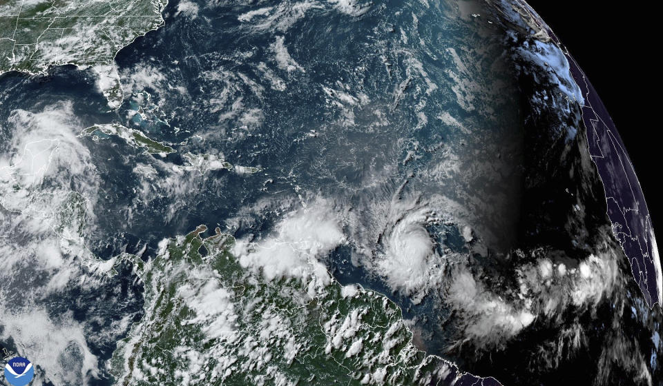 Esta imagen satelital de la Oficina Nacional de Administración Oceánica y Atmosférica (NOAA, por sus siglas en inglés), tomada el sábado 29 de junio de 2024 a las 4:20 de la tarde tiempo del este de Estados Unidos, muestra al huracán Beryl, al centro abajo, sobre el océano Atlántico mientras se dirige hacia el sureste del Caribe. (NOAA vía AP)