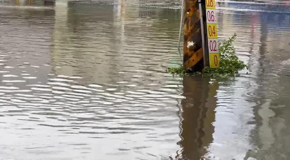 仁德區民安路二段水淹約15公分。（圖／中天新聞）