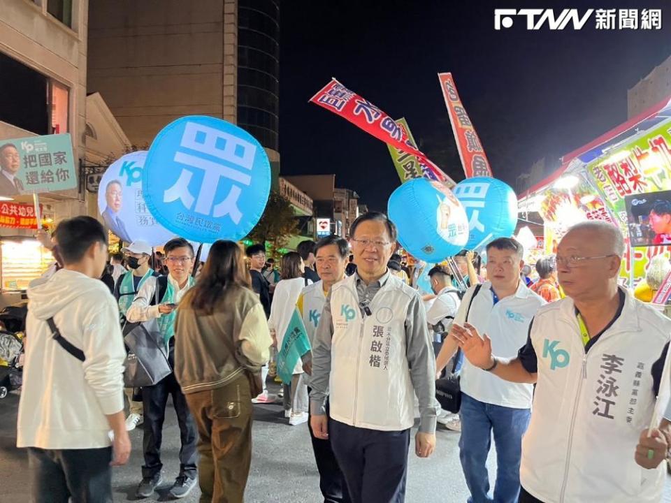 台灣民眾黨不分區立委張啟楷15日回故鄉到嘉義市文化路夜市掃街。（圖／張啟楷提供）