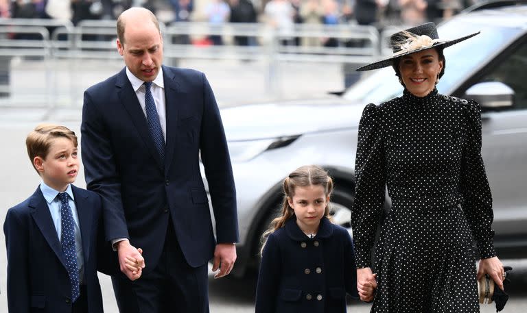 El príncipe William y la duquesa Kate de Cambridge y sus hijos llegan para asistir a un servicio de acción de gracias por el príncipe británico Felipe, duque de Edimburgo, en la Abadía de Westminster, en el centro de Londres, el 29 de marzo de 2022.