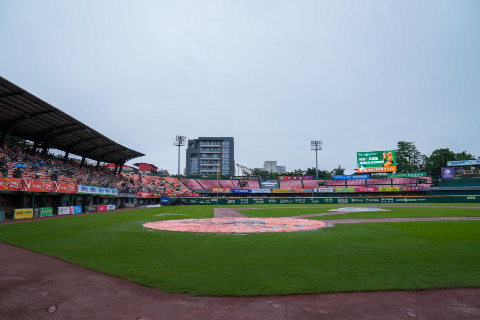 高國慶引退賽受到雨勢影響延後開打。（黃以信攝）