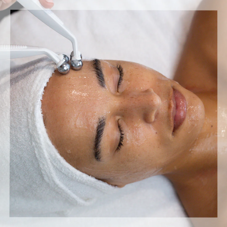 Tratamiento facial con microcorriente