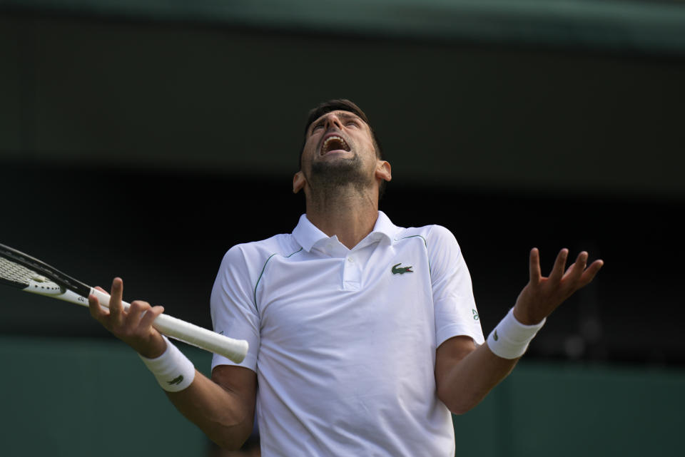 Novak Djokovic reacciona durante el partido contra Jannik Sinner por los cuartos de final de Wimbledon, el martes 5 de julio de 2022. (AP Photo/Alastair Grant)