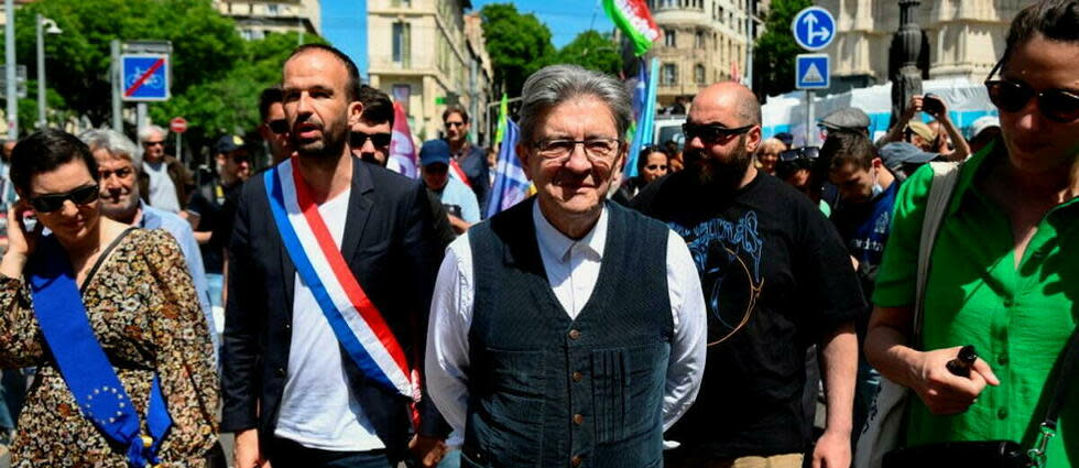 Le leader des Insoumis, Jean-Luc Mélenchon, a critiqué samedi « les sirops dégoulinants de la monarchie » lors d'une manifestation à Marseille.  - Credit:CHRISTOPHE SIMON / AFP