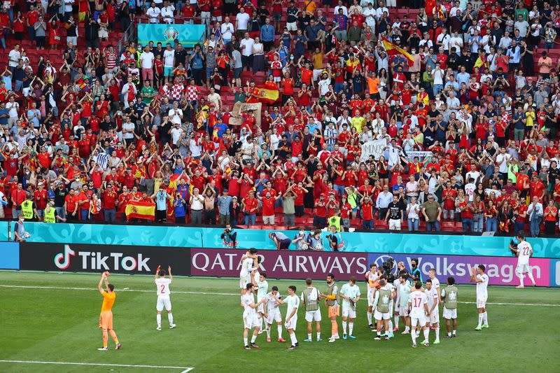 Foto del lunes de los futbolistas españoles celebrando con los hinchas la clasificación a los cuartos de final de la Euro