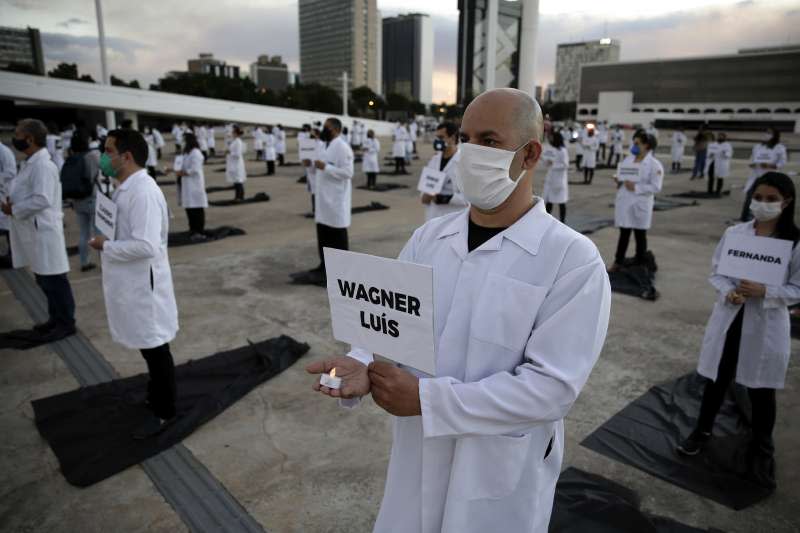 巴西醫護人員抗議政府防疫不力，世界護師節走上街頭。巴西新冠肺炎確診案例是全球第七高。（AP）