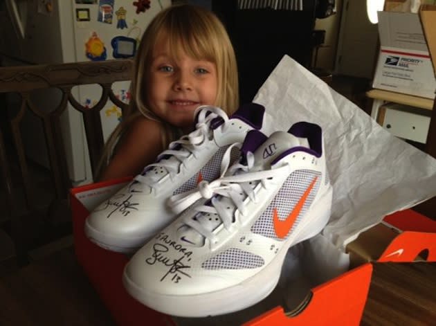 4-year-old Aurora smiles with Steve Nash's autographed shoes — Twitter