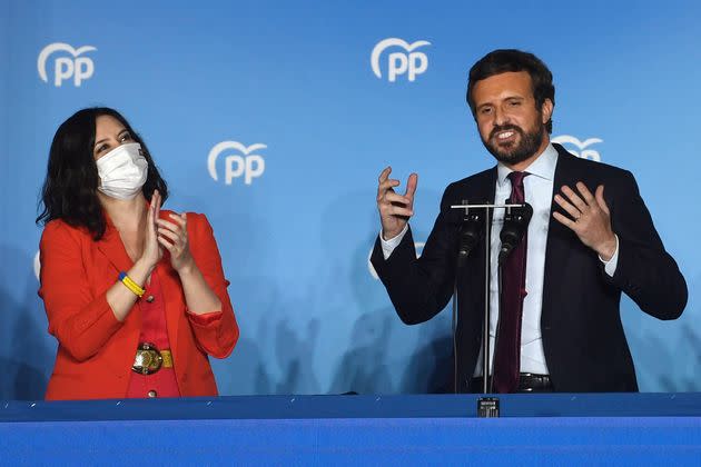 Ayuso aplaude a Casado en el balc&#xf3;n de la sede del PP en Madrid. (Photo: PIERRE-PHILIPPE MARCOU via Getty Images)
