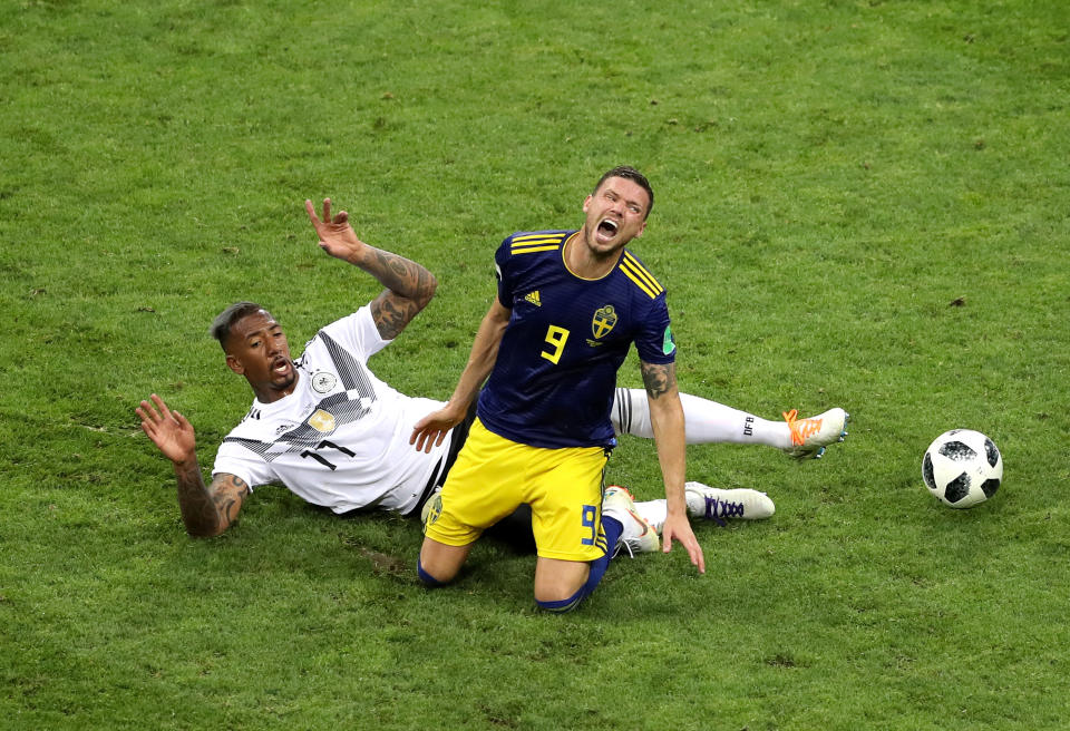 <p>Und dann kurz vor Schluss der nächste Nackenschlag! Jerome Boateng mit einem üblen Foul – seinem Zweiten! </p>