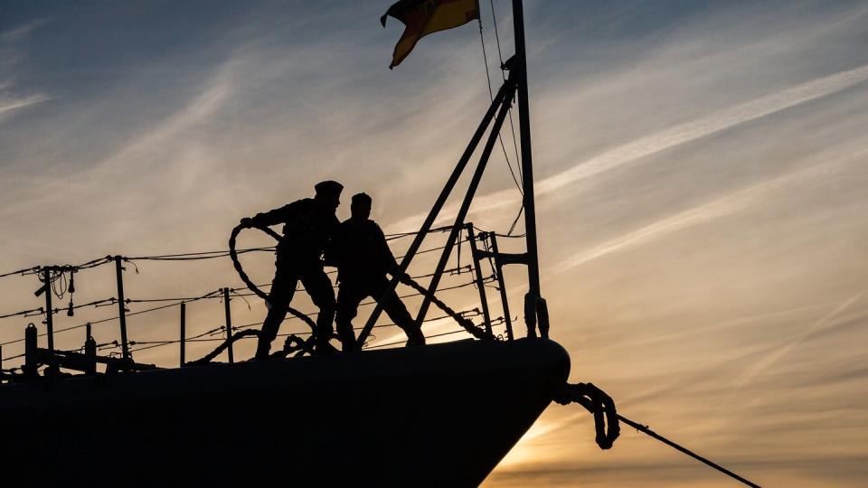 Zwei Marinesoldaten stehen auf dem Bug der Fregatte «Augsburg» der Deutschen Marine. Die «Augsburg» lief damals zur Operation «Sophia» aus. Nach dem Libyen-Gipfel erwägt die EU eine Wiederbelebung ihrer Militärmission.