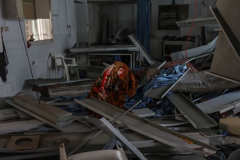 Una vista general de la devastación causada por el ataque al Hospital Ahli Arab, que cobró la vida de docenas de civiles.