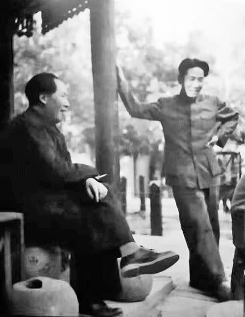毛澤東（左）跟長子毛岸英。（圖／翻攝自華南農業大學獸醫學院黨建專題網）
