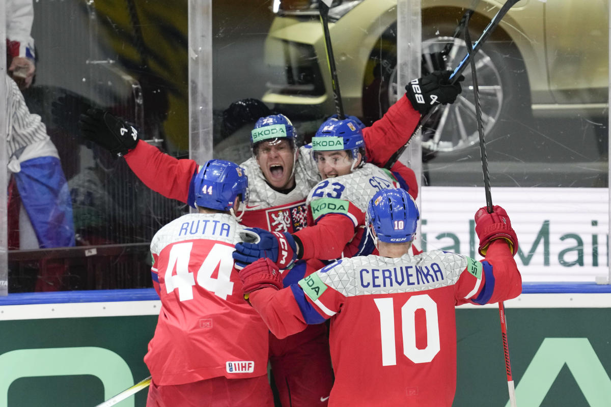 Czech Republic defeats Sweden 7-3 to advance to world ice hockey final against Canada or Switzerland