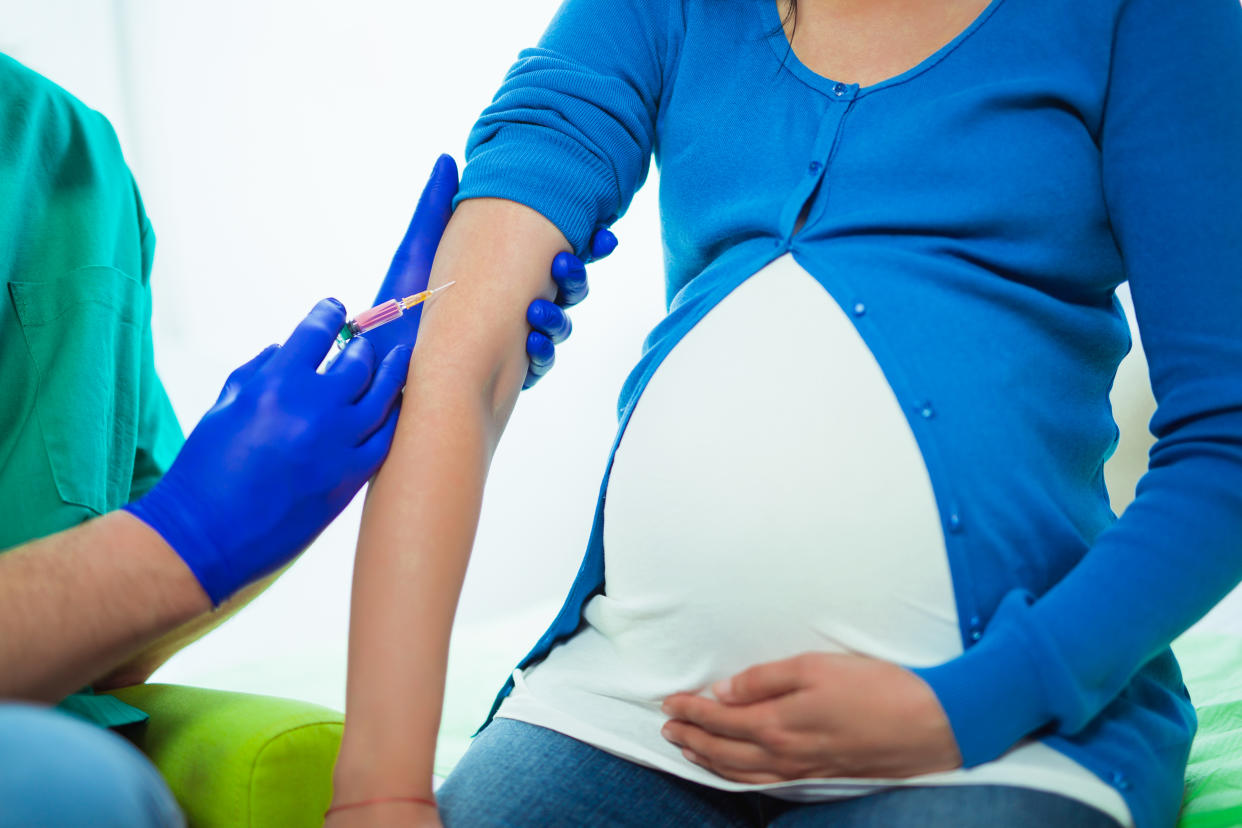 Israelische Frauenärzte empfehlen die Corona-Impfungen für Schwangere (Symbolbild: Getty Images)
