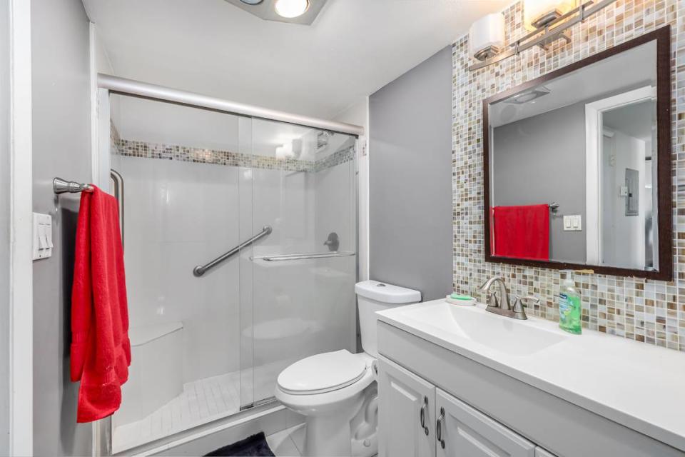 El apartamento de South Beach tiene un único cuarto de baño, en la foto de arriba, decorado con azulejos de mosaico.