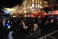 <p>Police and armed police at Oxford Circus conduct an evacuation after a police incident on Nov. 24, 2017. (Photo: Marcin Wziontek/REX/Shutterstock) </p>