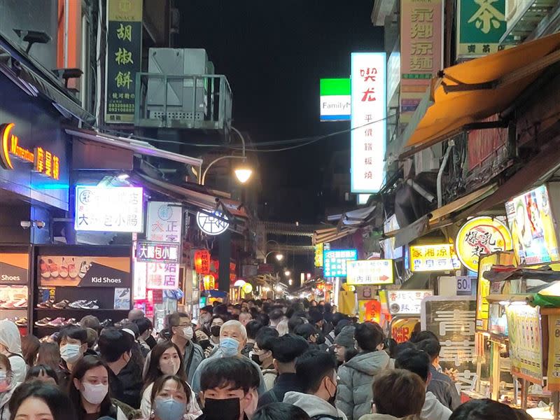 士林大南路美食街寸步難行。（圖／記者游定剛拍攝）