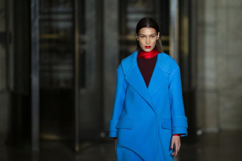 La modelo Bella Hadid durante el desfile de Oscar de la Renta en la Semana de la Moda de Nueva York, el lunes 10 de febrero del 2020. (AP Foto/Eduardo Munoz Alvarez)