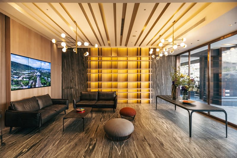 大廳以石材及溫潤木材構築成簡約俐落風格。攝影/Ray