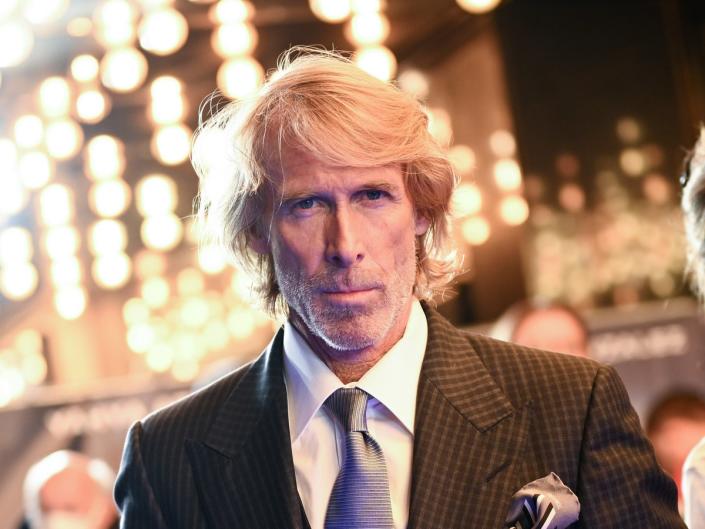 Michael Bay nega di aver ucciso un piccione sul set italiano del film Netflix