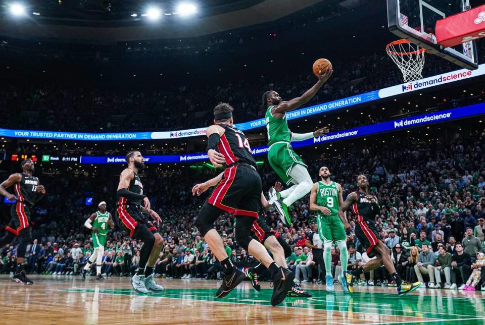 El jugador de los Celtics de Jaylen Brown entra al aro ante la defensa del Heat de Miami, en el segundo juego del playoffs de primera ronda de la NBA, celebrado el 24 de abril de 2024 en Boston.