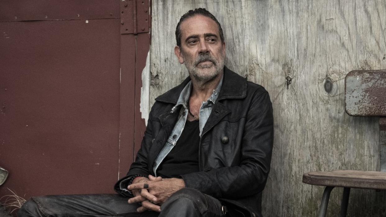  Negan sitting against a wall in The Walking Dead: Dead City 