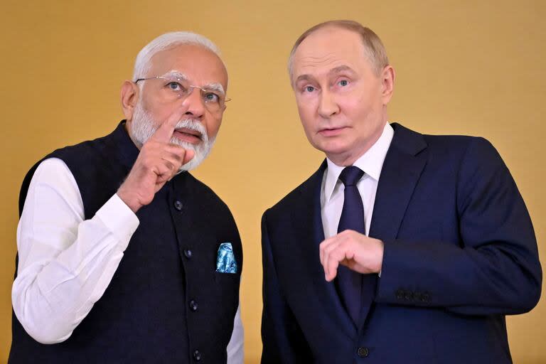 El presidente ruso, Vladimir Putin, y el primer ministro indio, Narendra Modi, asisten a una ceremonia para condecorar al primer ministro de la India con la Orden de San Andrés el Apóstol Primero Llamado tras sus conversaciones en el Kremlin de Moscú el 9 de julio de 2024.